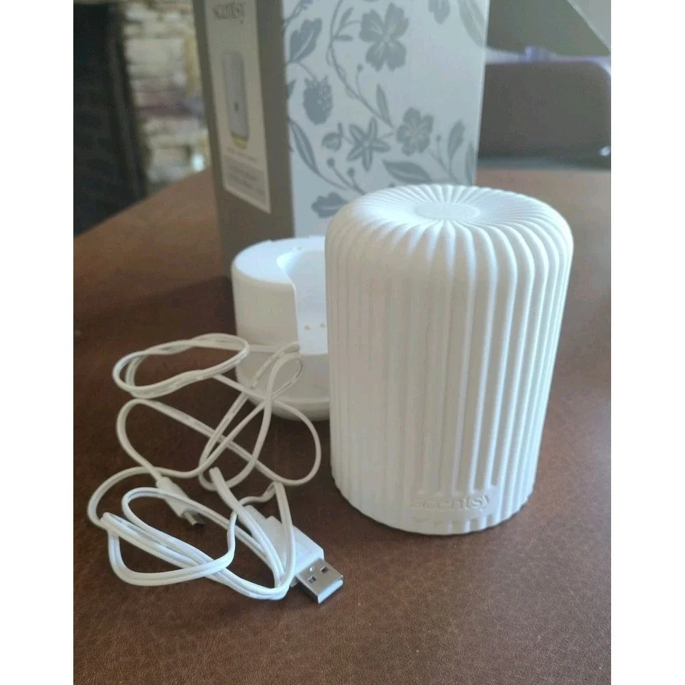 Scentsy Solo Fragrance Cartridge Diffuser Used 40 HRS 2 Cartridges New Open Box